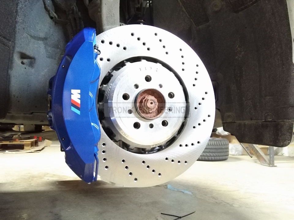 Installed_on_X5/X6 car_6-pot_Brembo_caliper