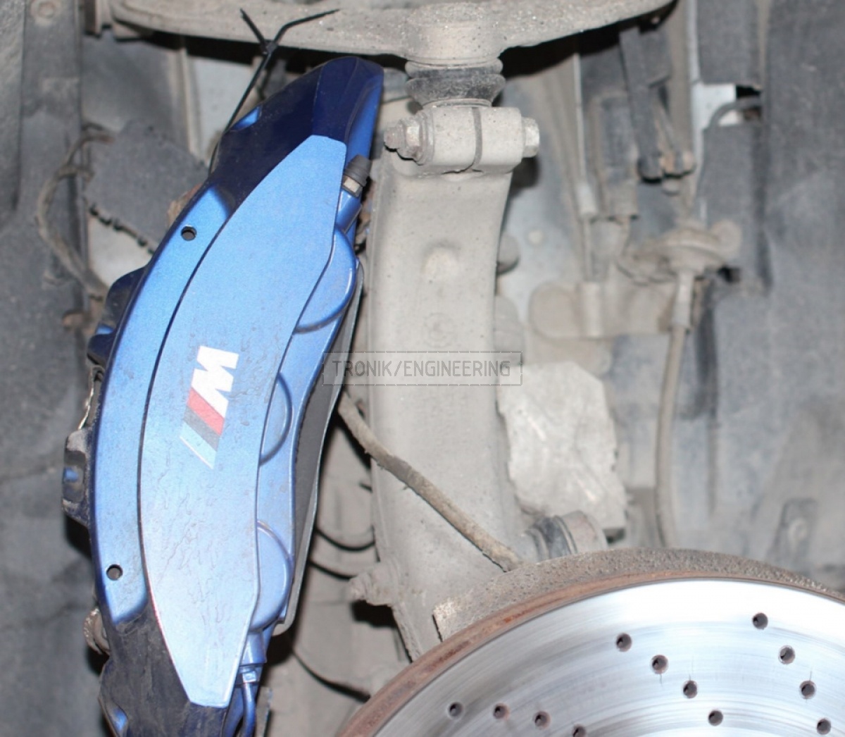 Unscrew radial munting screws & pull out brake pads & suspend caliper on plastic fixture - TRONIK.AE Unscrew radial munting screws & pull out brake pads & suspend caliper on plastic fixture