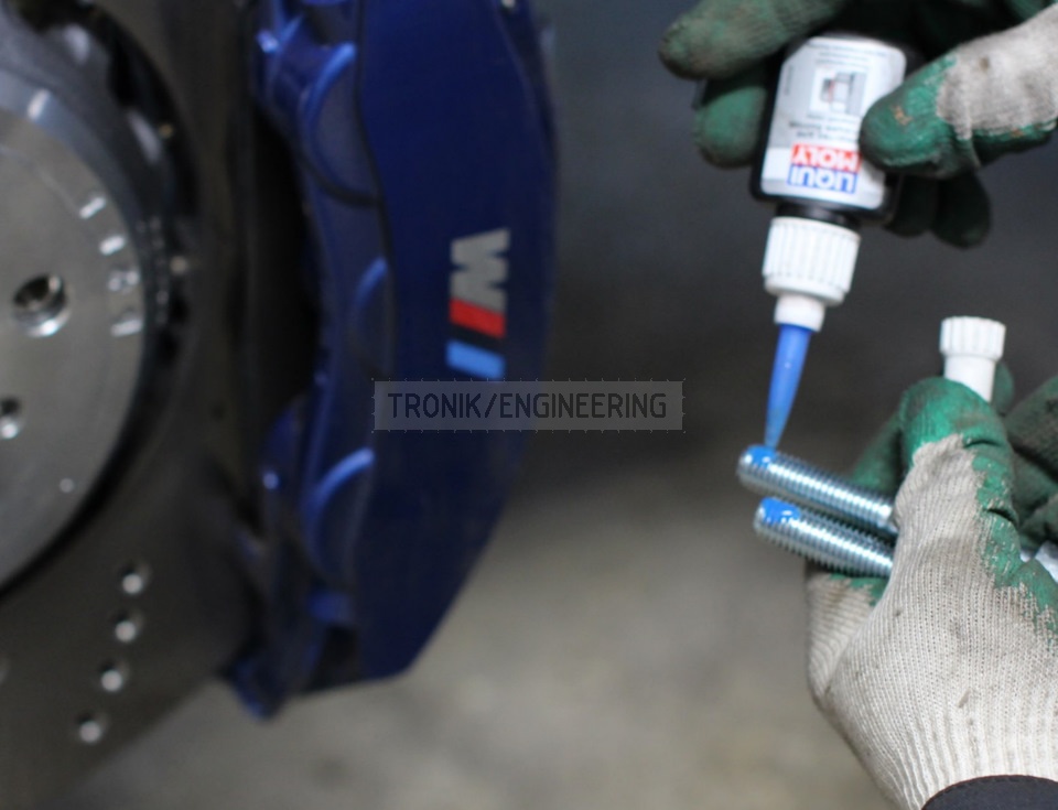 apply average strength fixation liquid onto radial screws - TRONIK.AE apply average strength fixation liquid onto radial screws