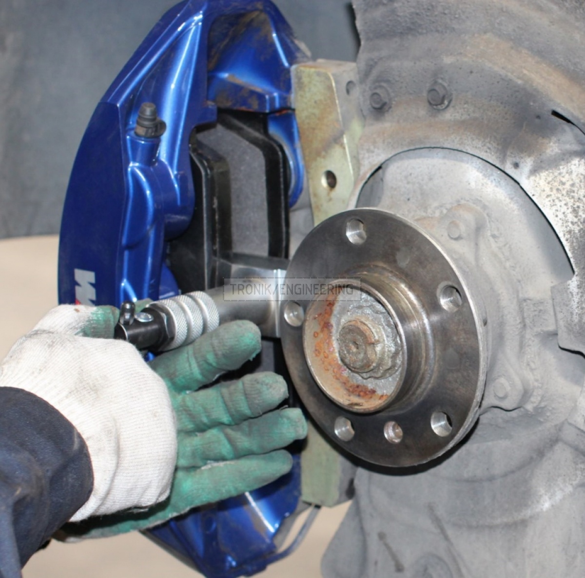 mounting brake pads & control brake liquid levels in surge tank - TRONIK.AE mounting brake pads & control brake liquid levels in surge tank