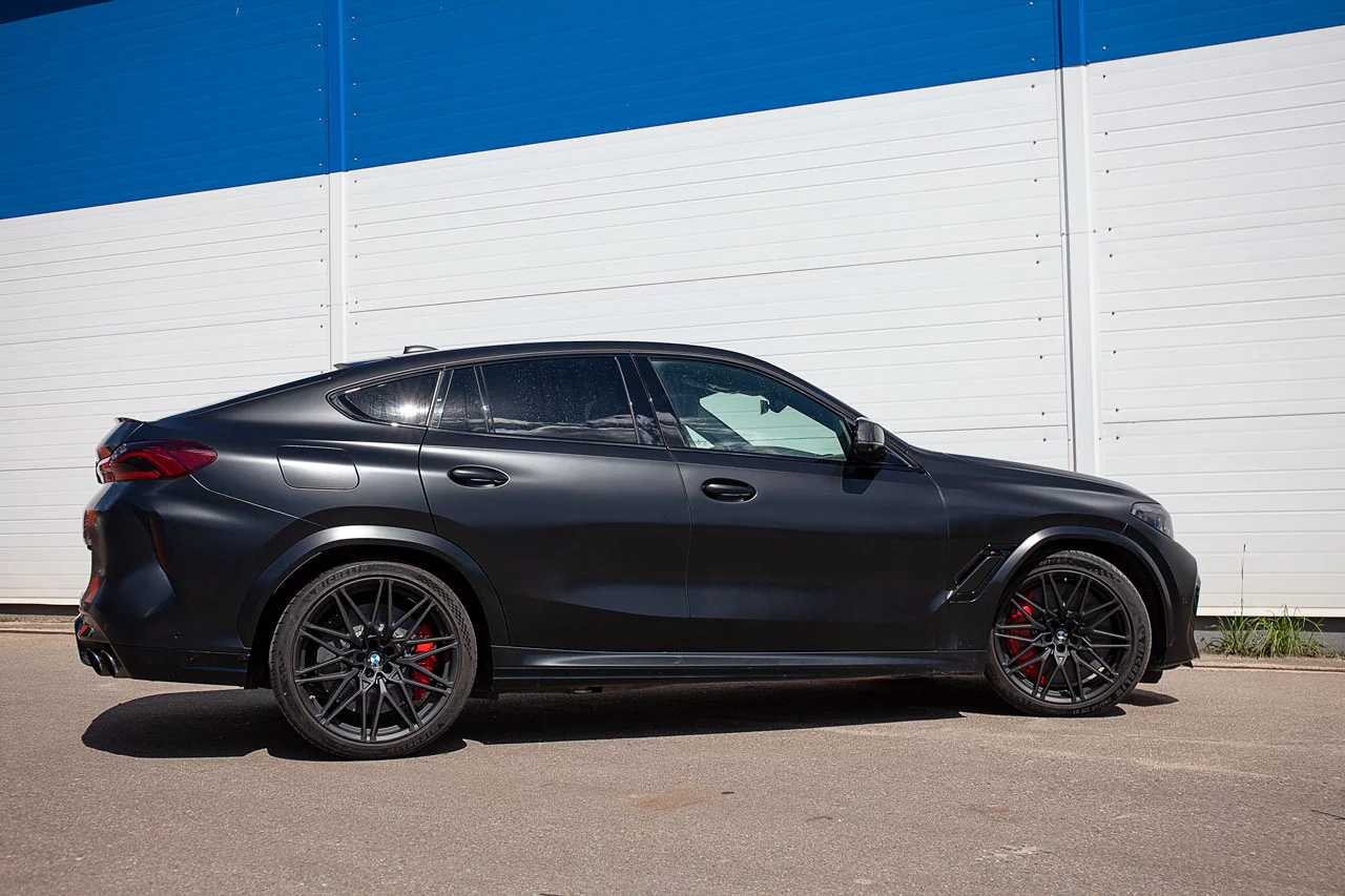 BMW-F96 - carbon-ceramic brakes
