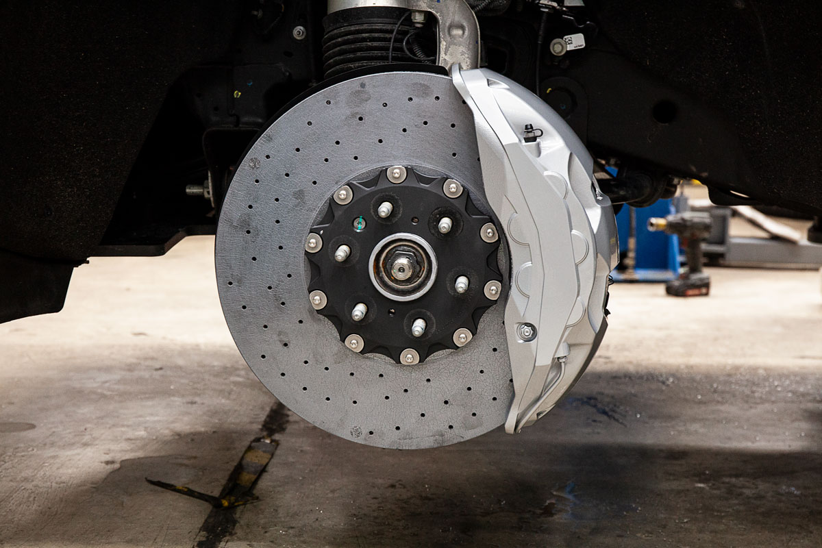 Cadillac-Escalade-carbon-ceramic-brakes-Tipic-7.jpg - TRONIK.AE