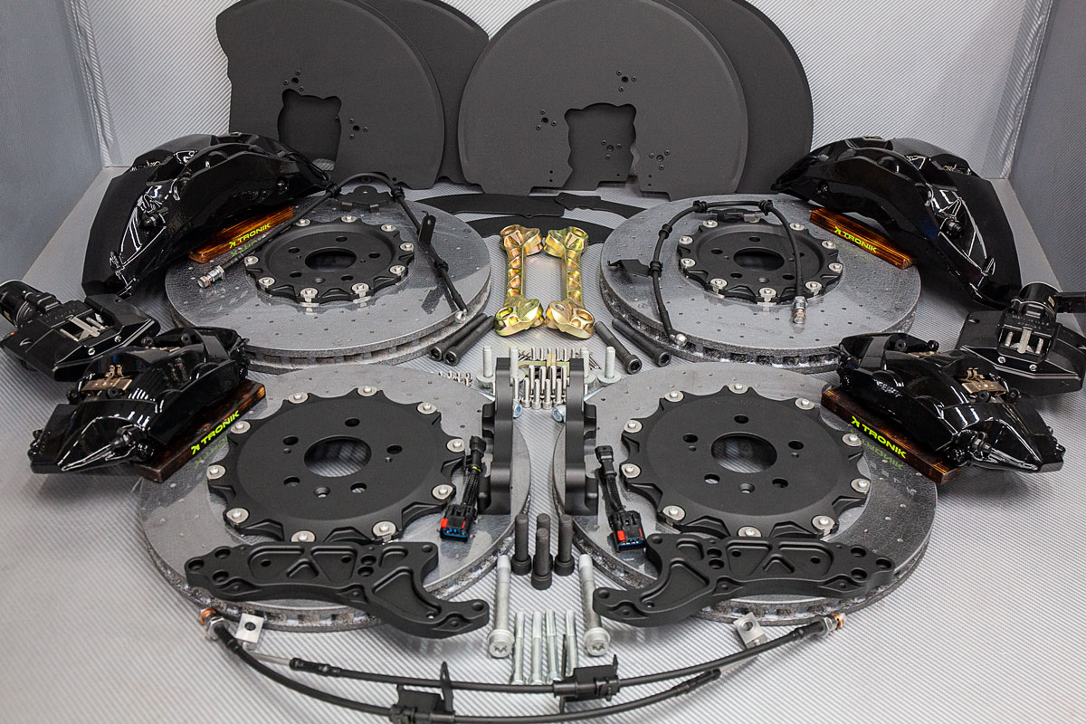 Tesla-Plaid-carbon-ceramic-brakes-Alpic-1.jpg - TRONIK.AE
