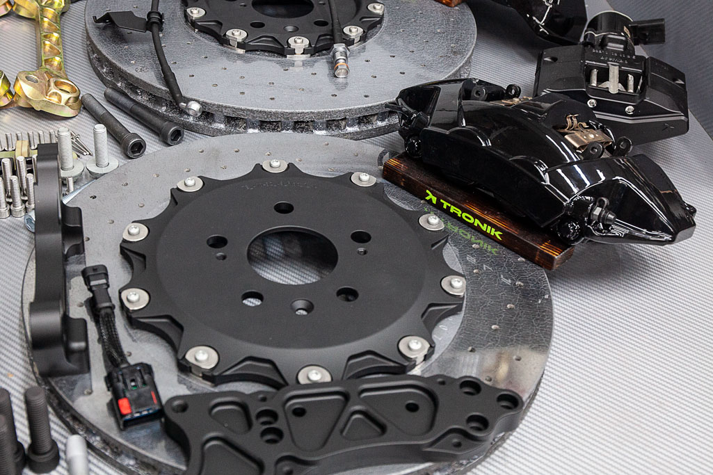 Tesla-Plaid-carbon-ceramic-brakes-Alpic-10.jpg - TRONIK.AE
