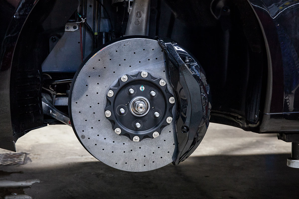 Tesla-Plaid-carbon-ceramic-brakes-Alpic-13.jpg - TRONIK.AE