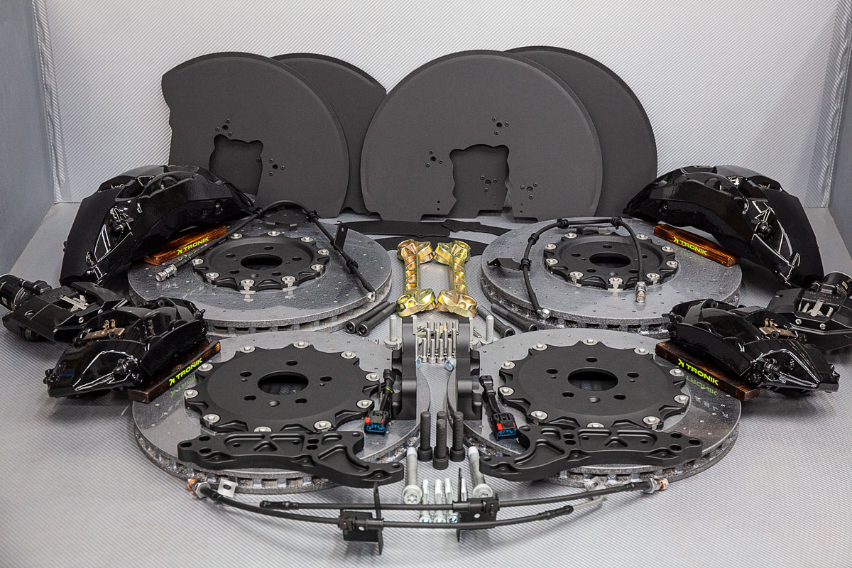 Tesla-Plaid-carbon-ceramic-brakes-Alpic-2.jpg - TRONIK.AE