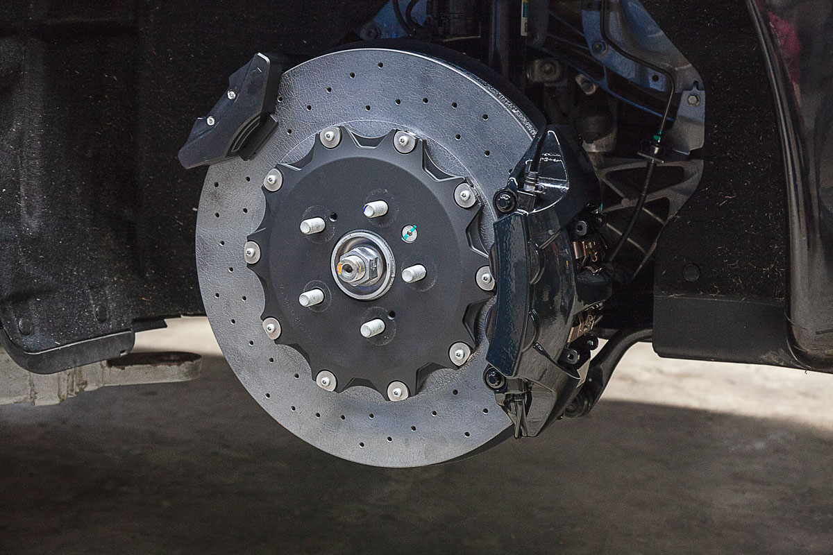 Tesla-Plaid-carbon-ceramic-brakes-Alpic-3.jpg - TRONIK.AE