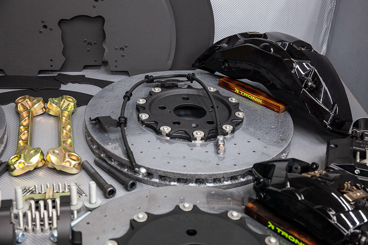 Tesla-Plaid-carbon-ceramic-brakes-Alpic-4.jpg - TRONIK.AE