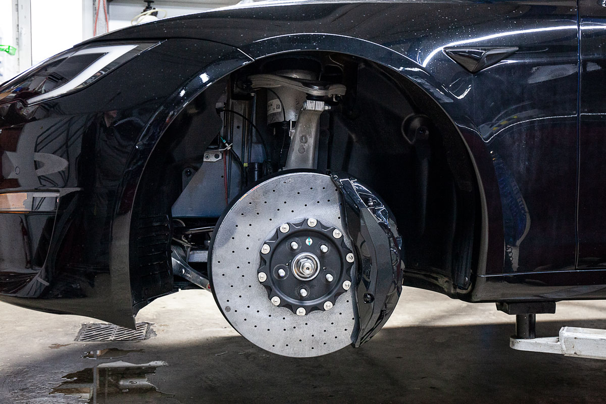 Tesla-Plaid-carbon-ceramic-brakes-Alpic-5.jpg - TRONIK.AE