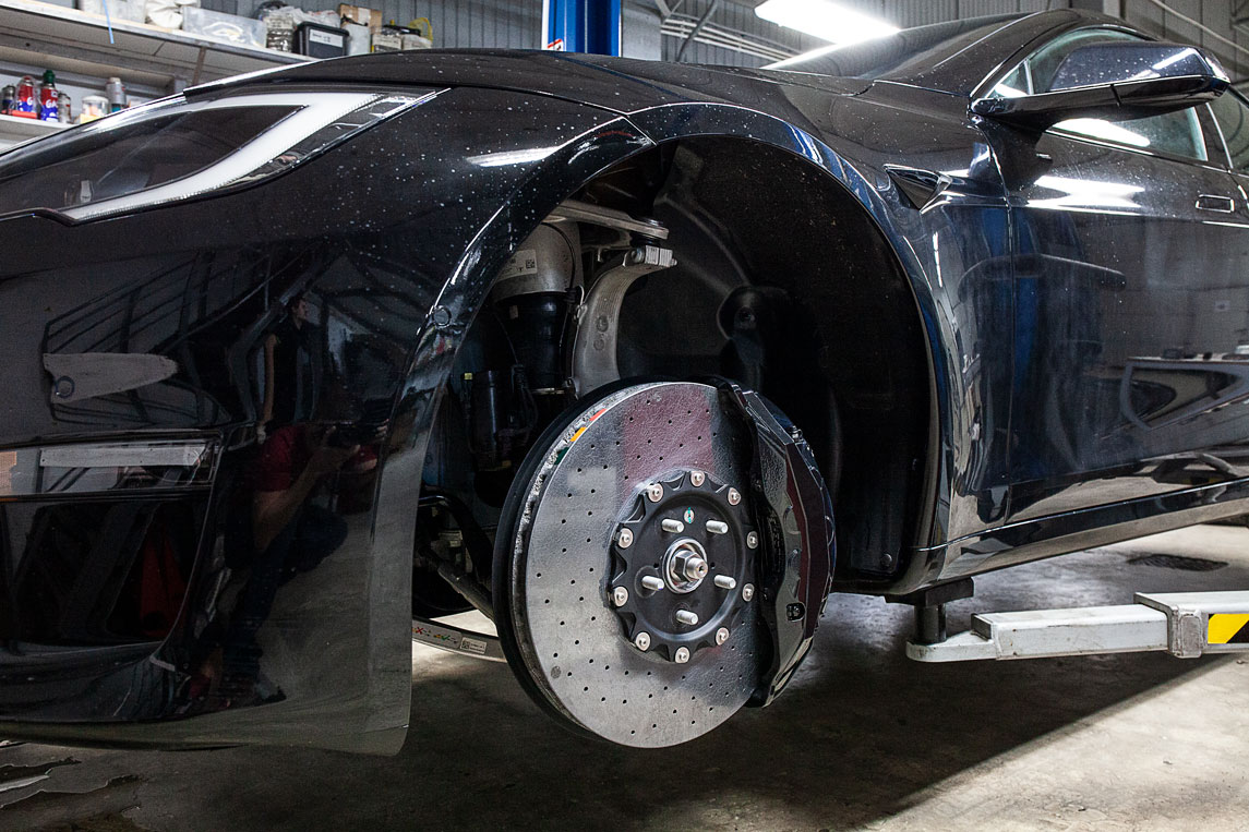 Tesla-Plaid-carbon-ceramic-brakes-Alpic-6.jpg - TRONIK.AE