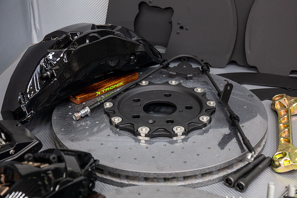 Tesla-Plaid-carbon-ceramic-brakes-Alpic-7.jpg - TRONIK.AE
