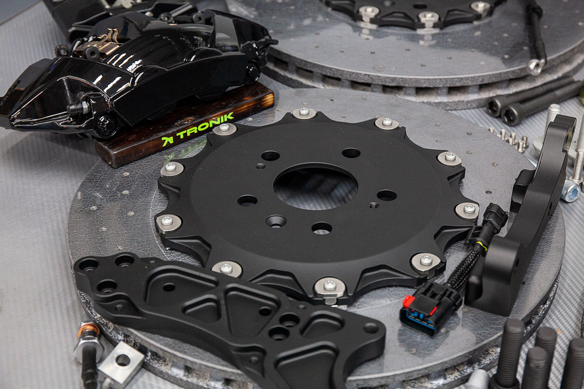 Tesla-Plaid-carbon-ceramic-brakes-Alpic-8.jpg - TRONIK.AE