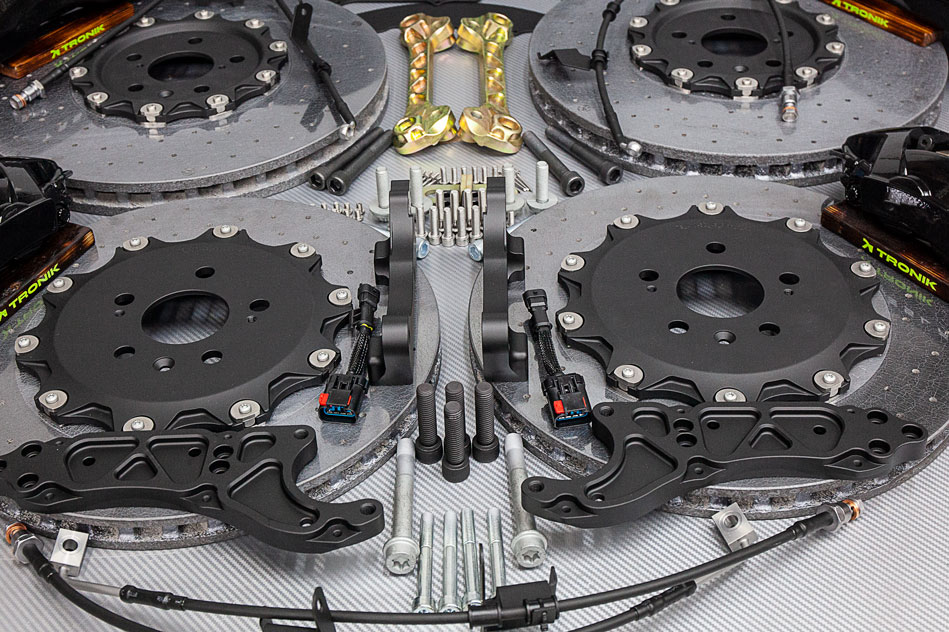 Tesla-Plaid-carbon-ceramic-brakes-Alpic-9.jpg - TRONIK.AE