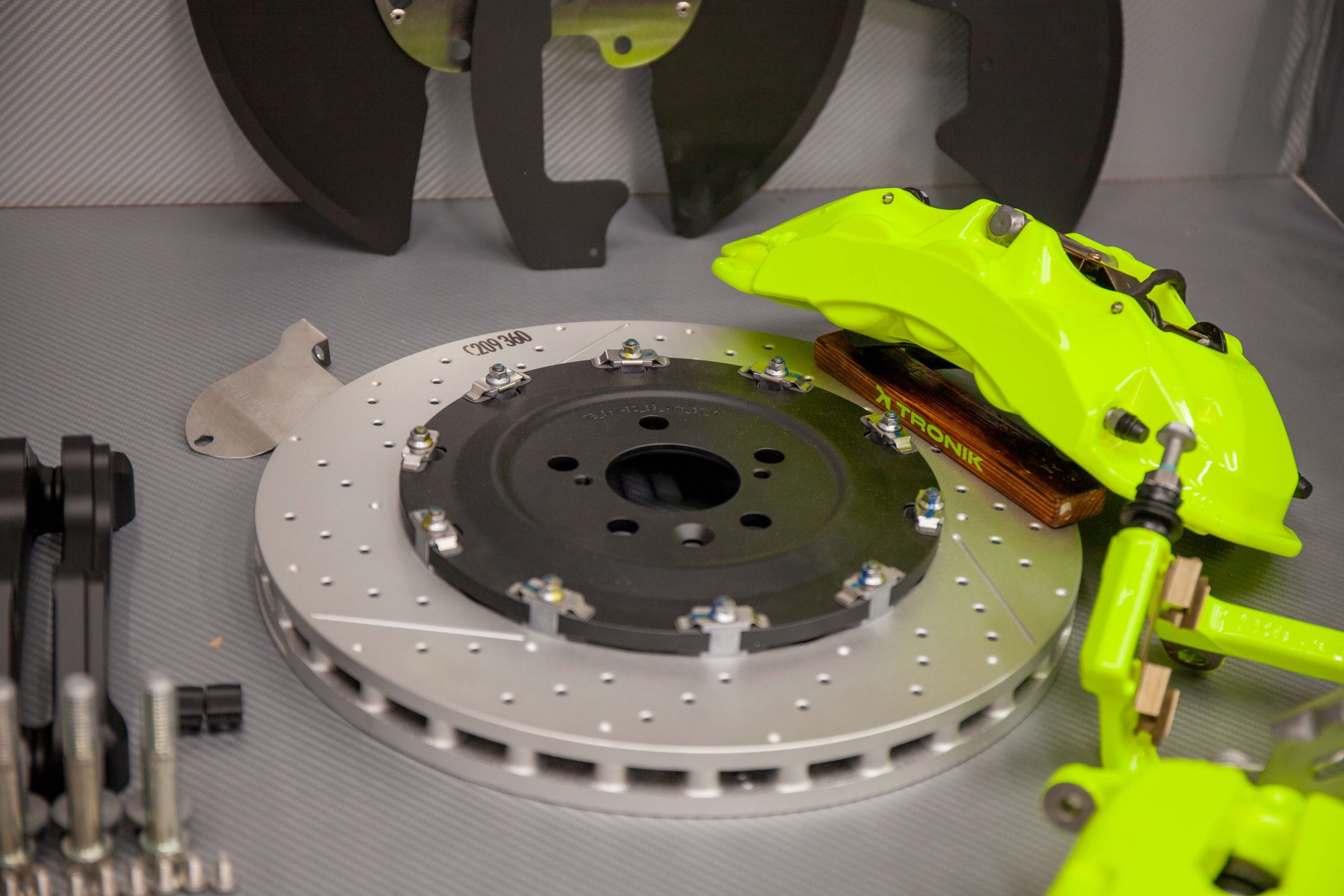 alfa-romeo-brakes-pic-4-scaled-1.jpg - TRONIK.AE
