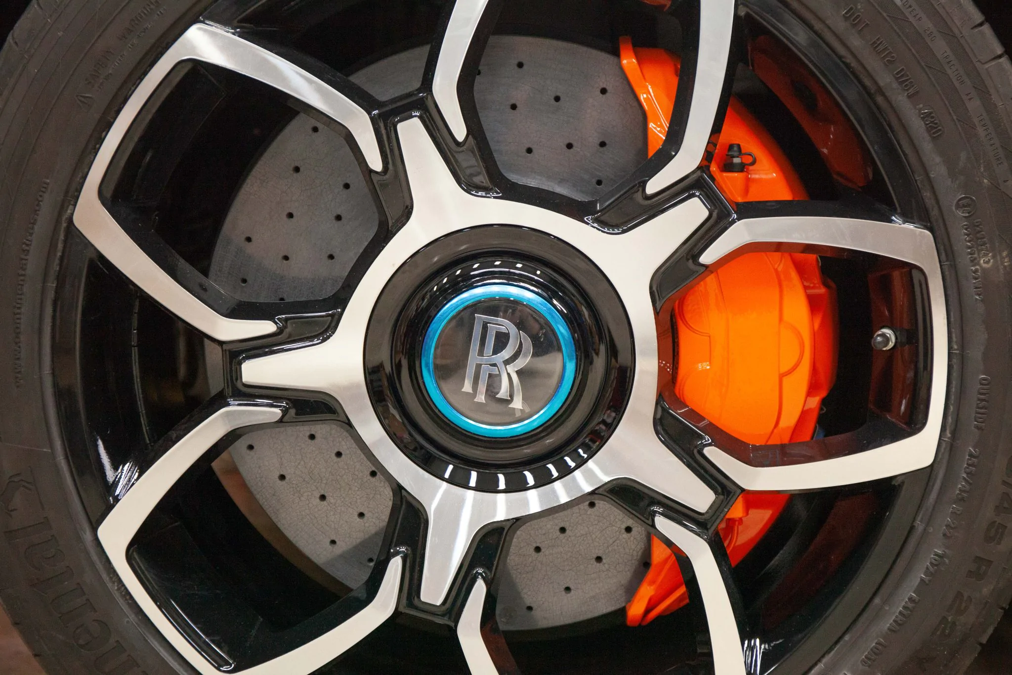 Rolls-Royce Cullinan - Carbon-ceramic brakes