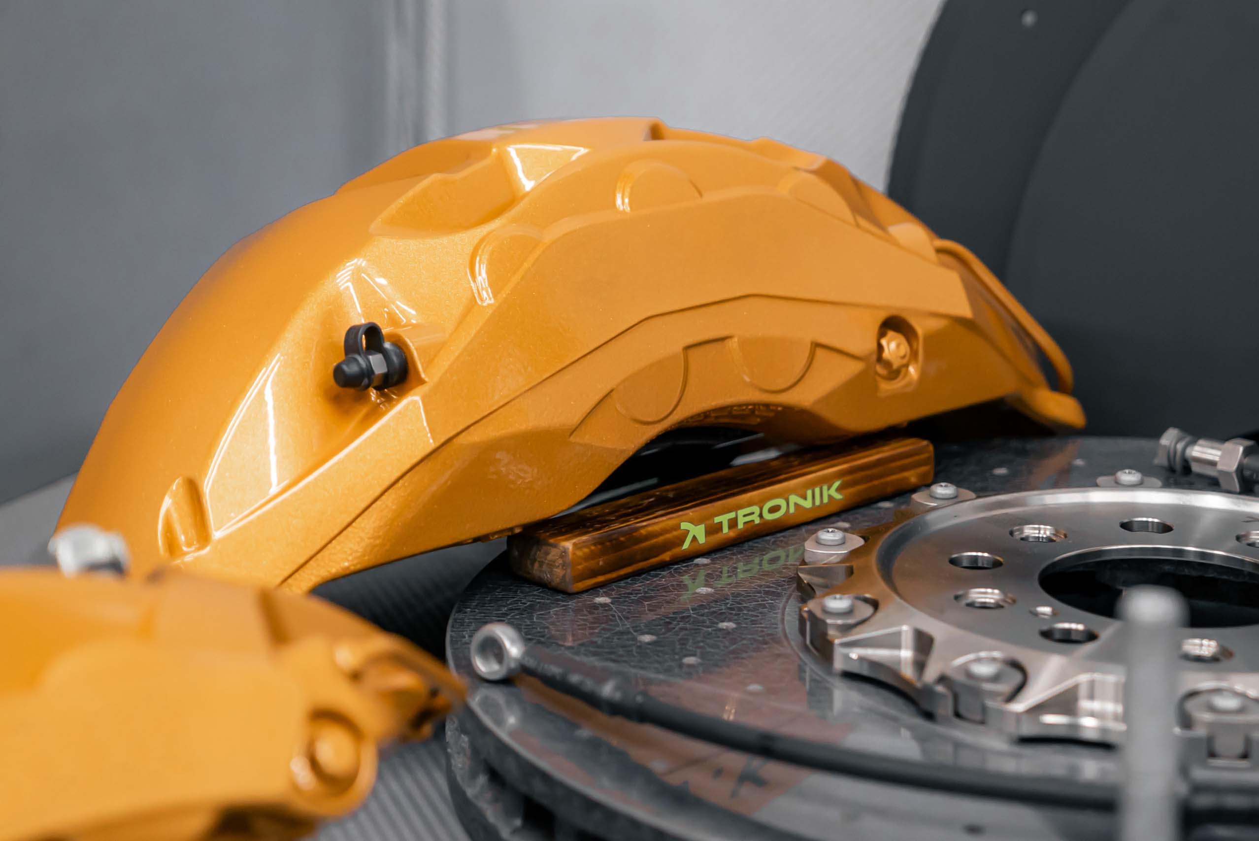 Carbon ceramic brake system kit for Land Rover L460. Pic 5 - TRONIK.AE Carbon ceramic brake system kit for Land Rover L460. Pic 5