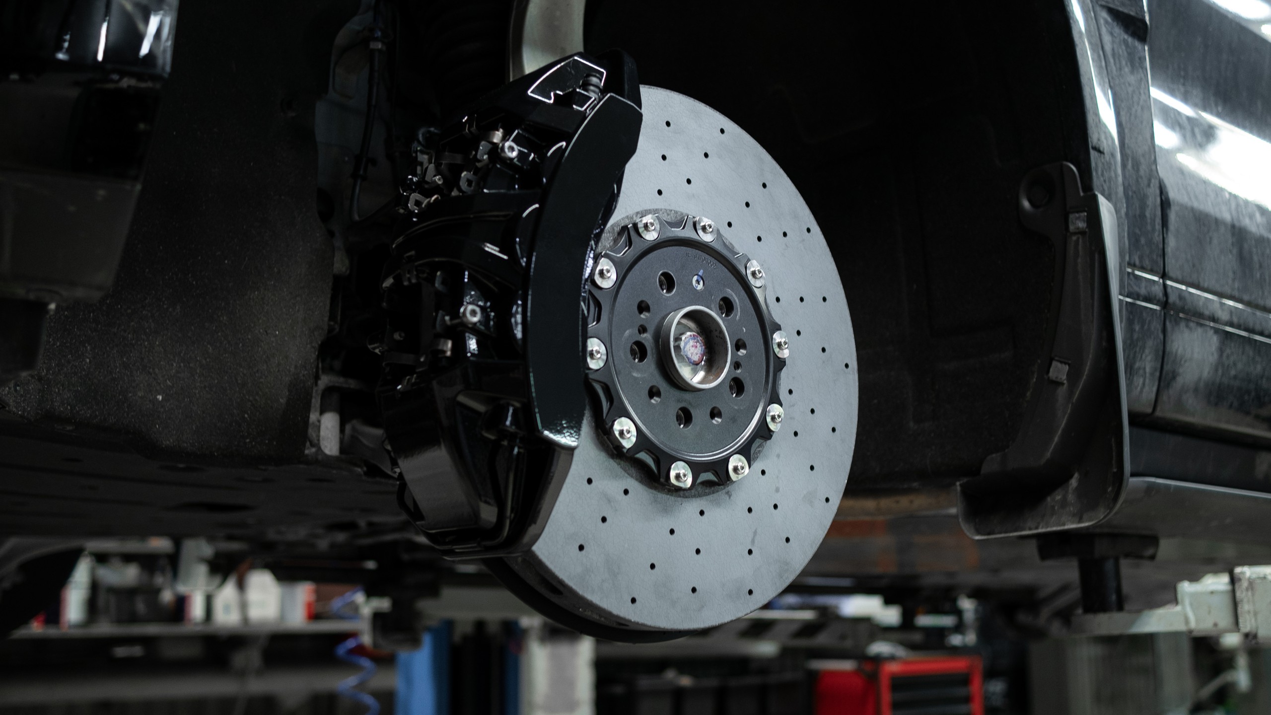 Carbon-ceramic brake system for Zeekr 9X. Pic 1