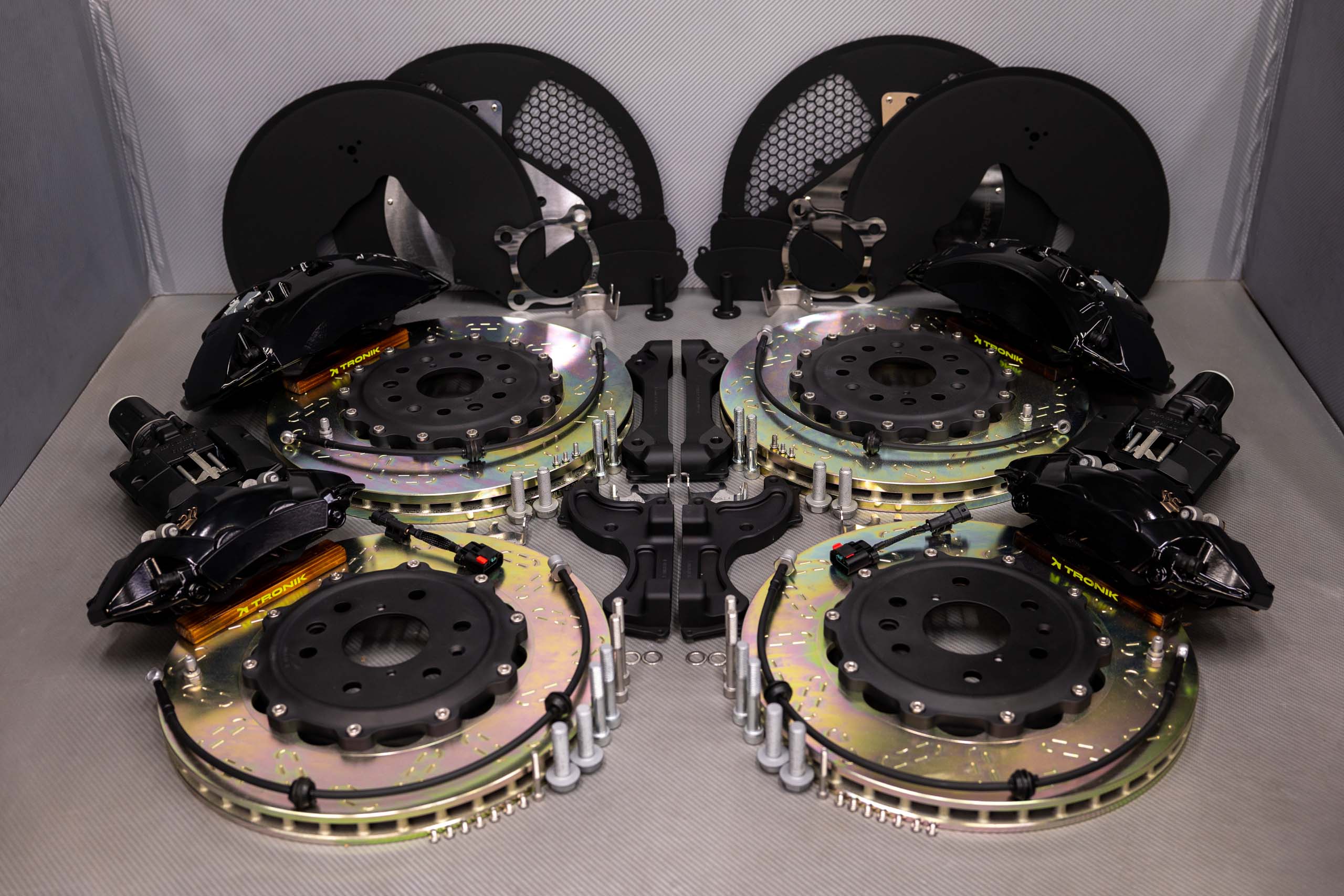 cadillac-escalade-brakes-kit-pic-1jpg - TRONIK.AE