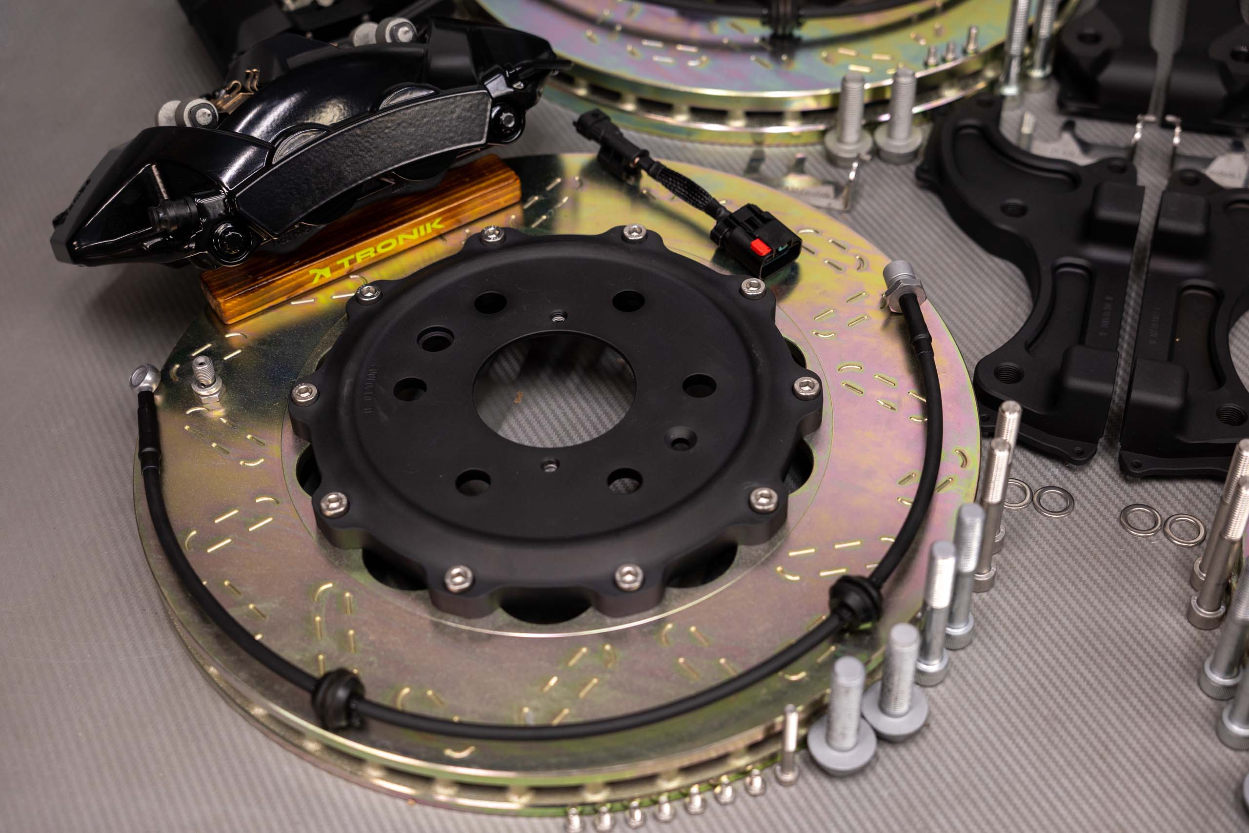cadillac-escalade-brakes-kit-pic-2jpg - TRONIK.AE