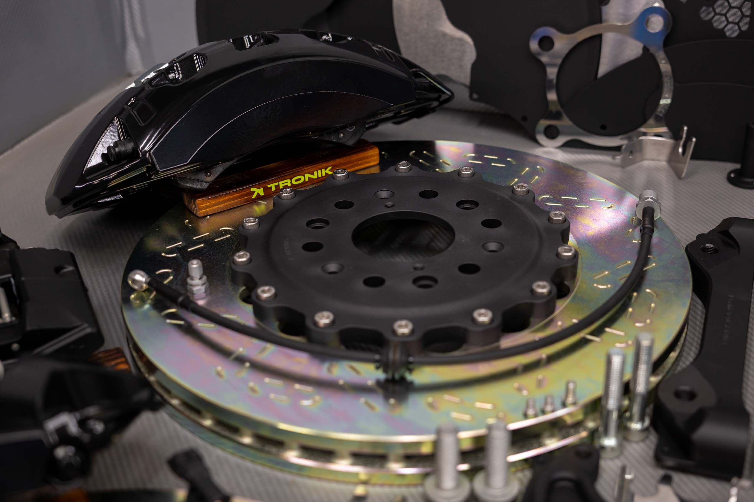 cadillac-escalade-brakes-kit-pic-3jpg - TRONIK.AE