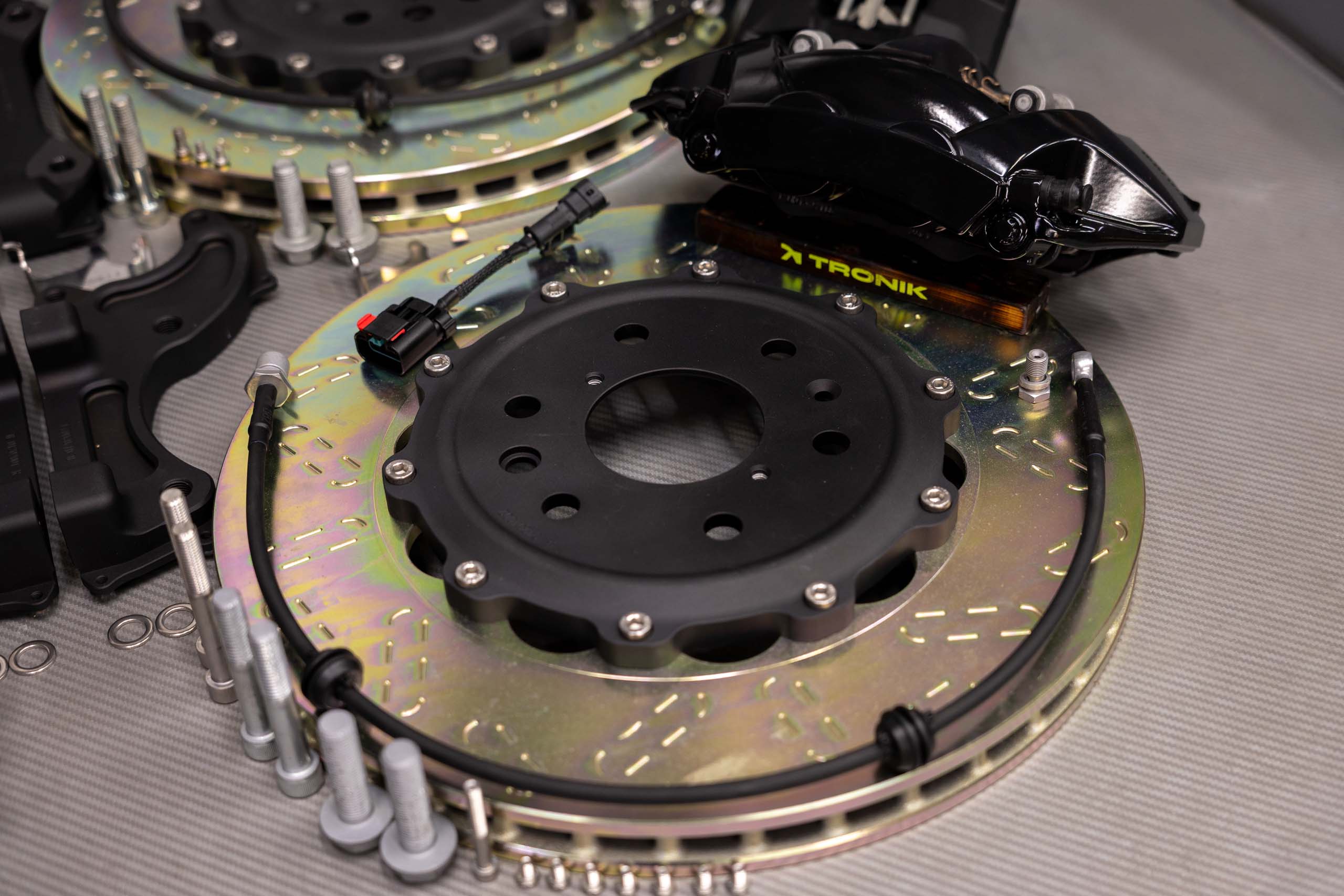 cadillac-escalade-brakes-kit-pic-5jpg - TRONIK.AE