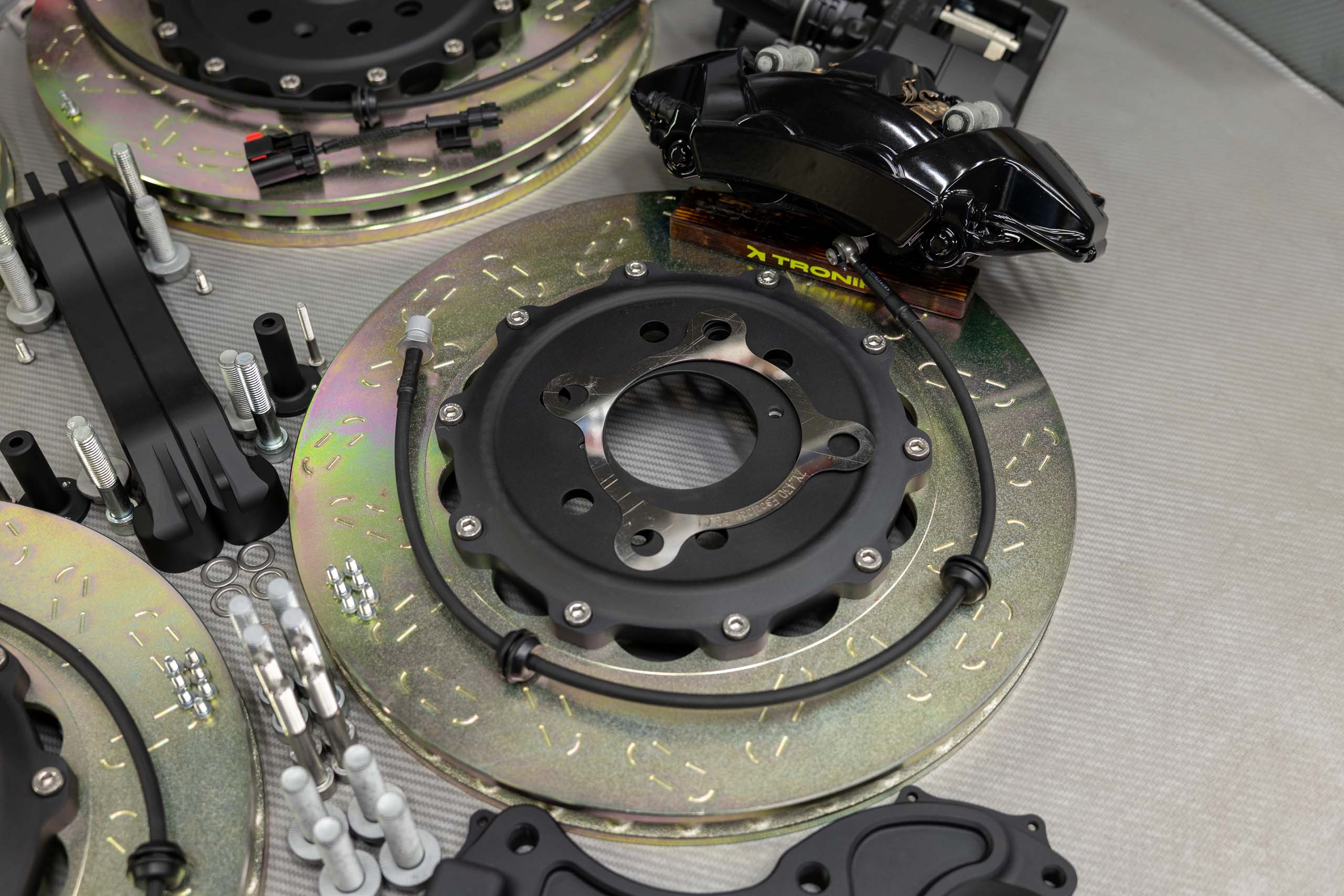 gmc-denali-brakes-kit-pic-5jpg - TRONIK.AE