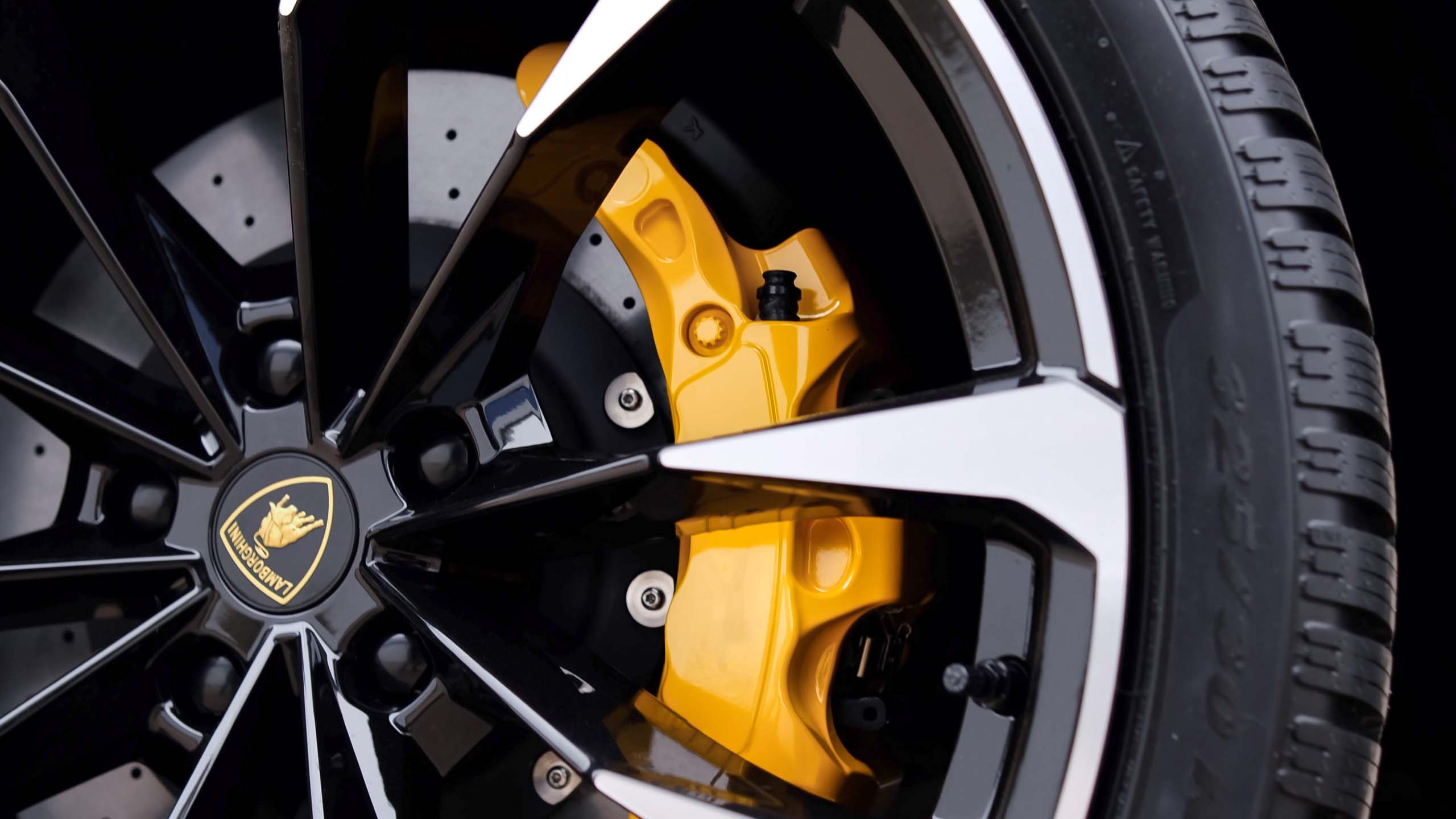 lamborghini-urus-brakes-ccb-pic-5jpg - TRONIK.AE